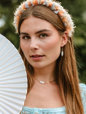 Junge Frau mit elegantem Haarkranz – Romantischer Braut-Look von Elise's Atelier