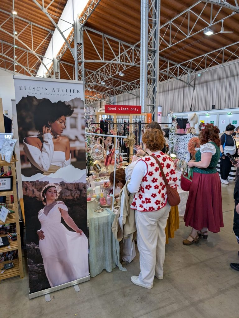 Messestand von Elise’s Atelier auf der Edelstoff Designmesse in Wien – liebevoll präsentiert mit handgemachtem Schmuck, Trockenblumen und Kerzen.
