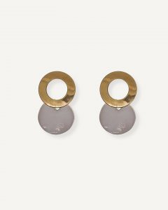 Handgemachte Keramikohrringe in Weiß mit goldfarbenem Edelstahlstecker, antiallergisch, modernes Design