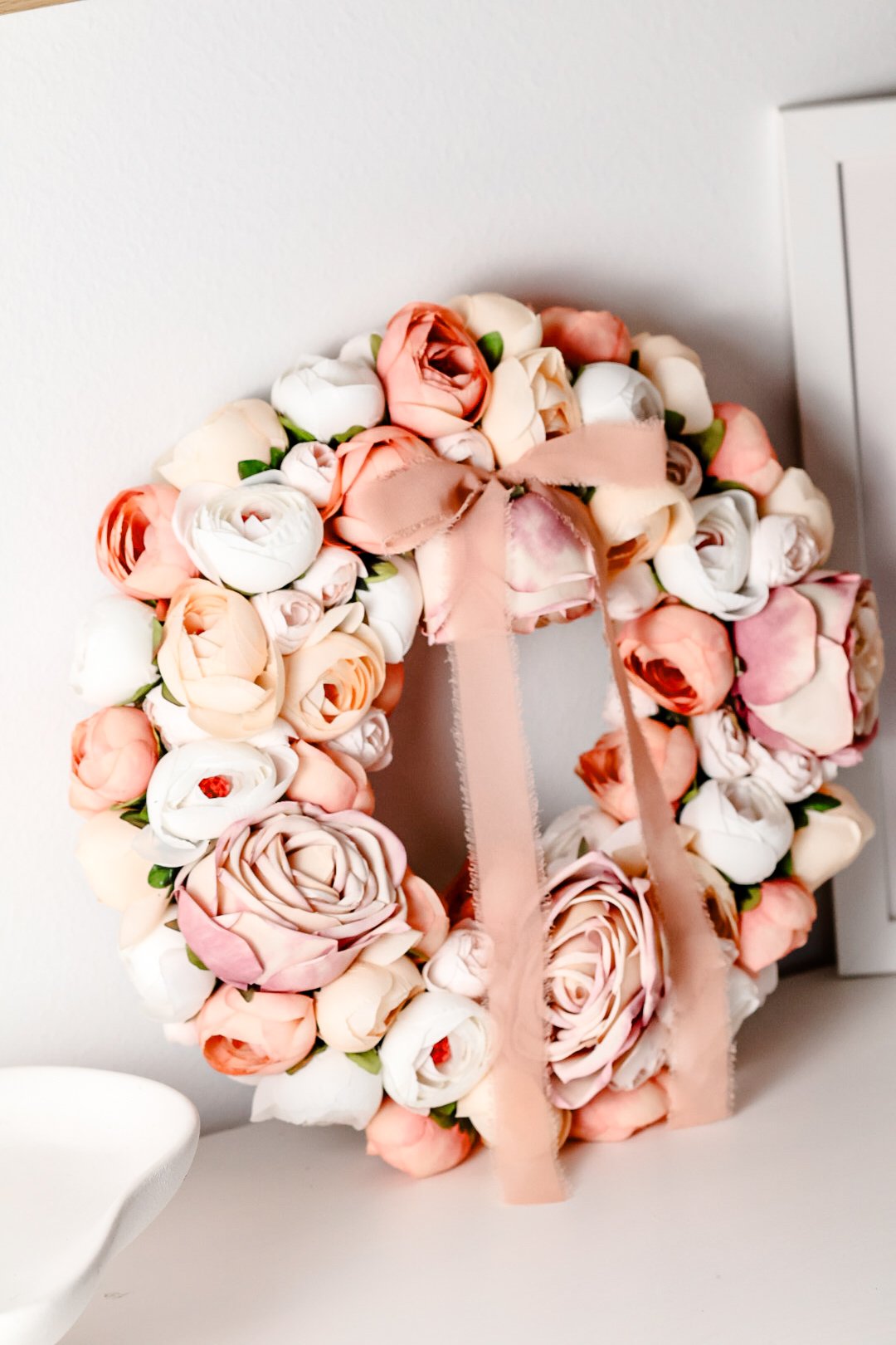 Blumenkranz mit Ranunkeln & englischen Rosen 30 cm - Image 4