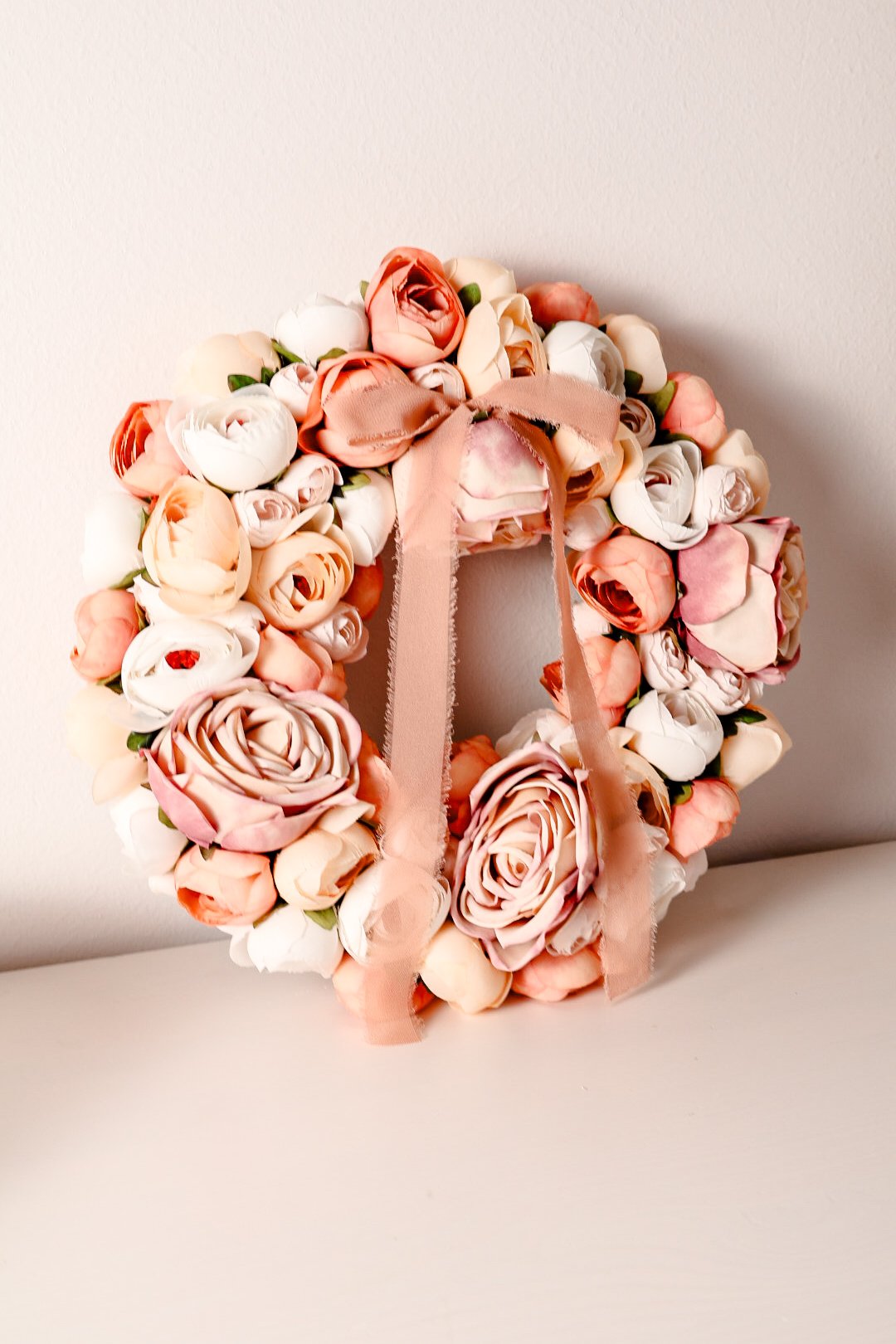 Blumenkranz mit Ranunkeln & englischen Rosen 30 cm - Image 3