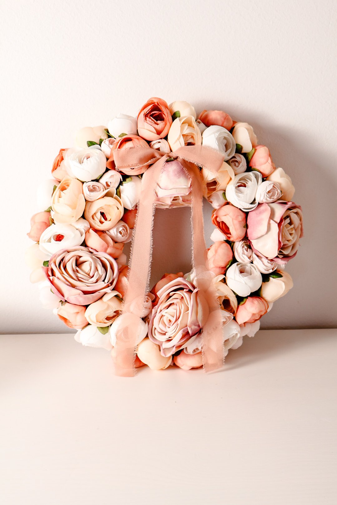 Blumenkranz mit Ranunkeln & englischen Rosen 30 cm - Image 5