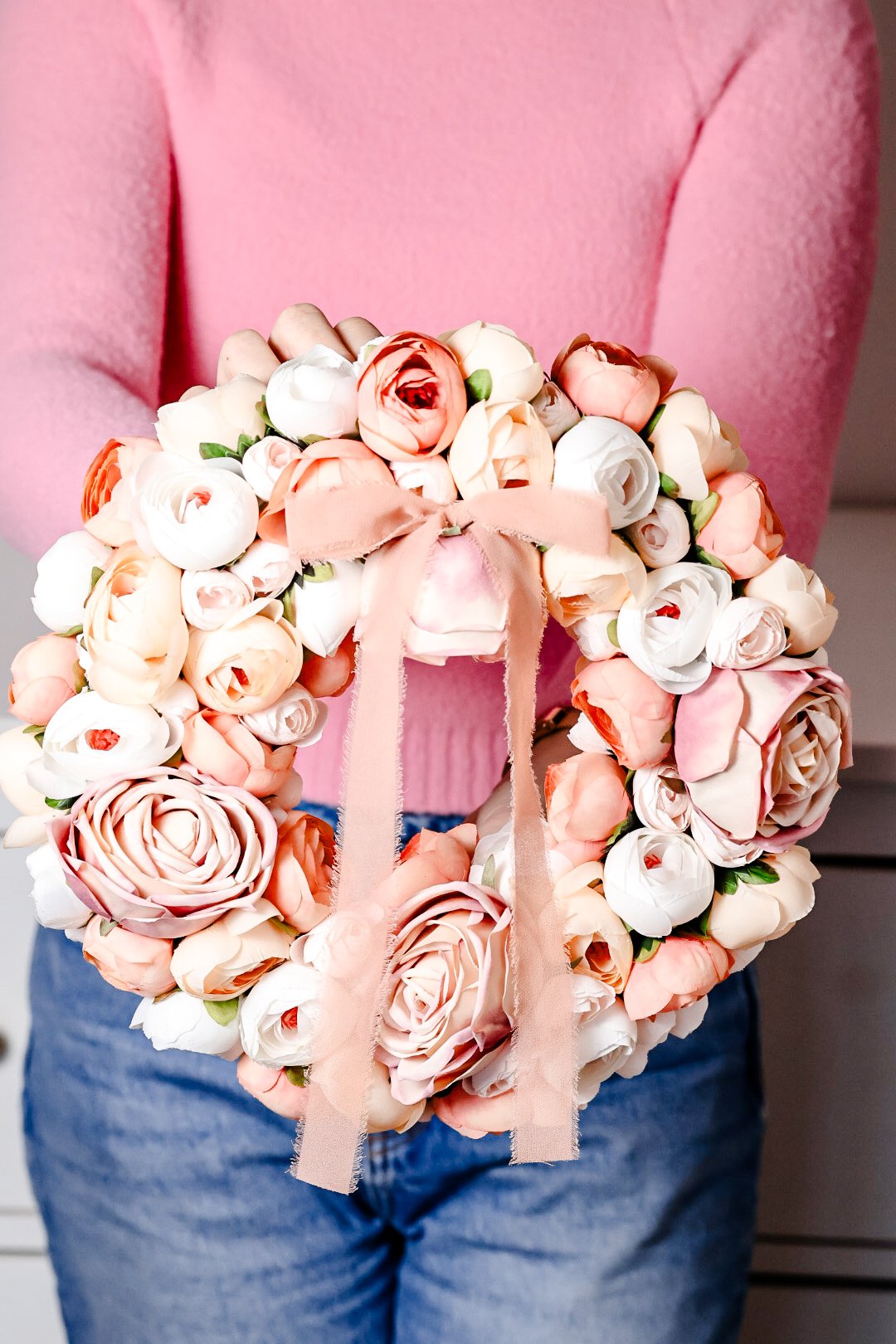 Blumenkranz mit Ranunkeln & englischen Rosen 30 cm - Image 2